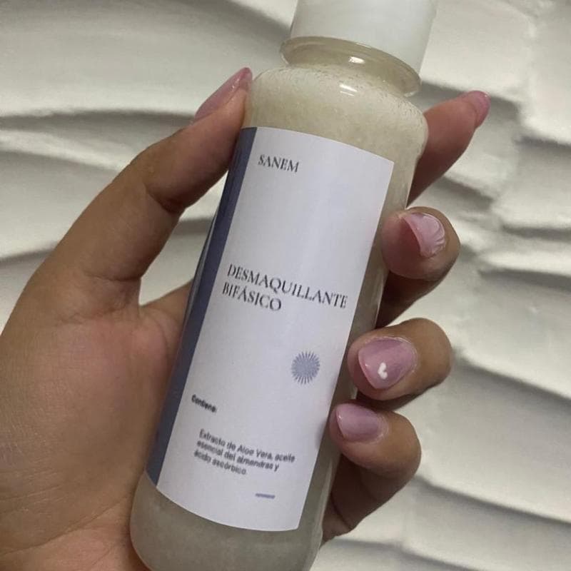 Desmaquillante Bifásico Sanem - Producto de belleza disponible en Matanzas