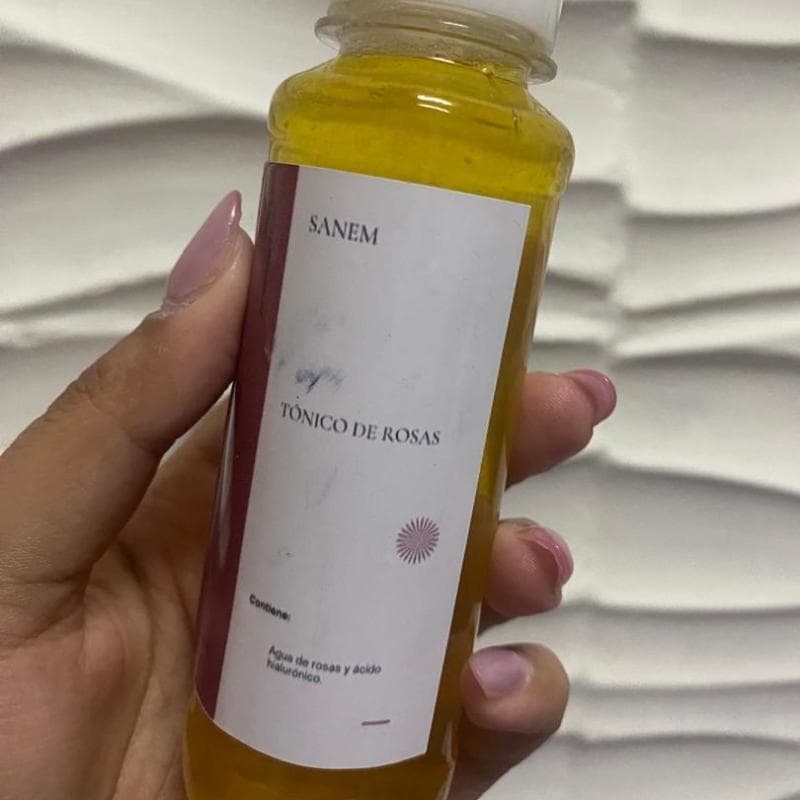 Tónico de Rosas y Ácido Hialurónico - Producto de belleza disponible en Matanzas