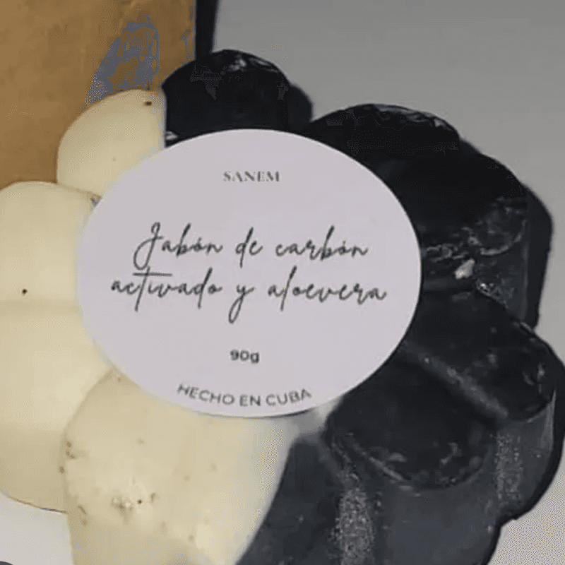 Jabón Carbón Activado y Aloe - Producto de belleza disponible en Matanzas